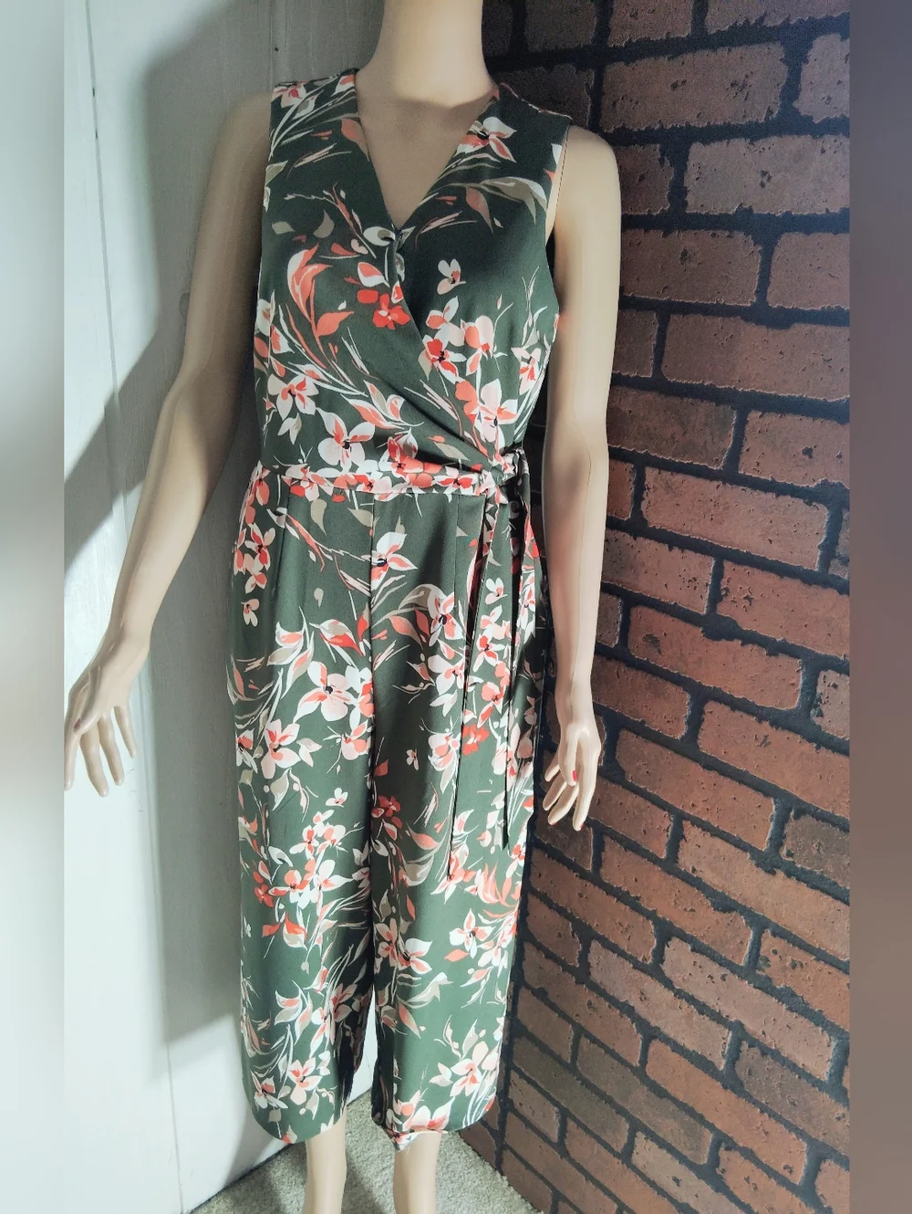 LIKE NEW!! Apt. 9 Dark Green Floral Sleeveless Wide-Leg Jumpsuit. Size 4 - Picture 2 of 11